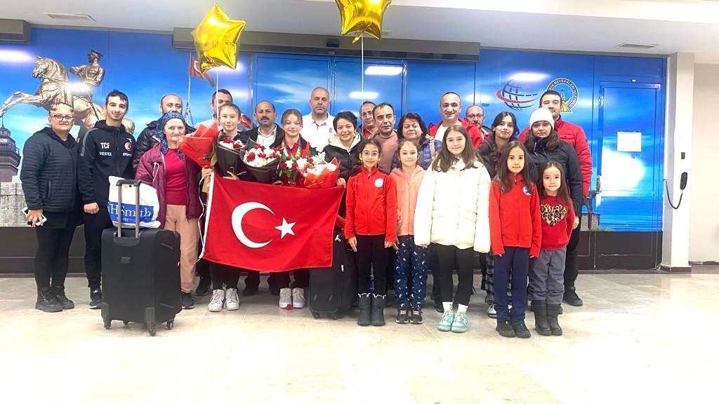 Dünya ikinci sporcularımız çiçeklerle karşılandı